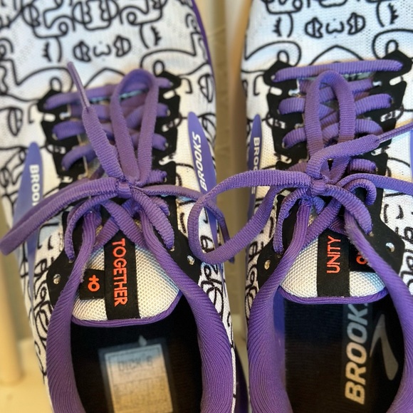 LIMITED EDITION Brooks Women's Running Shoes SIZE 8 - Picture 10 of 10